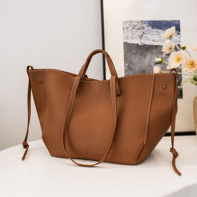 Luxury Bags Trend 2025 - Large Capacity Leather Zipper Women's Tote